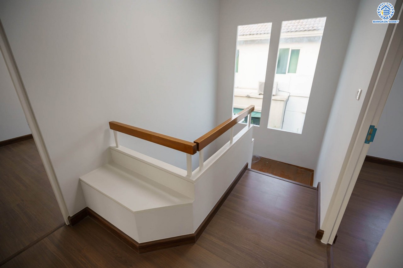 บ้านเดี่ยวมือสอง จากแบรนด์ LH โครงการ ชัยพฤกษ์ วัชรพล หลังใหญ่ เนื้อที่ 50.6 ตร.ว. ฟังก์ชัน 3 ห้องนอน 3 ห้องน้ำ จอดรถได้ 2 คัน พร้อม Facilities ครบครัน บนทำเลเดินทางสะดวก ติดถนนสุขาภิบาล5 เชื่อมต่อหลายเส้นทาง ใกล้ทางด่วน "ฉลองรัช" และรถไฟฟ้าสายสีเขียว "สถานีสายหยุด"